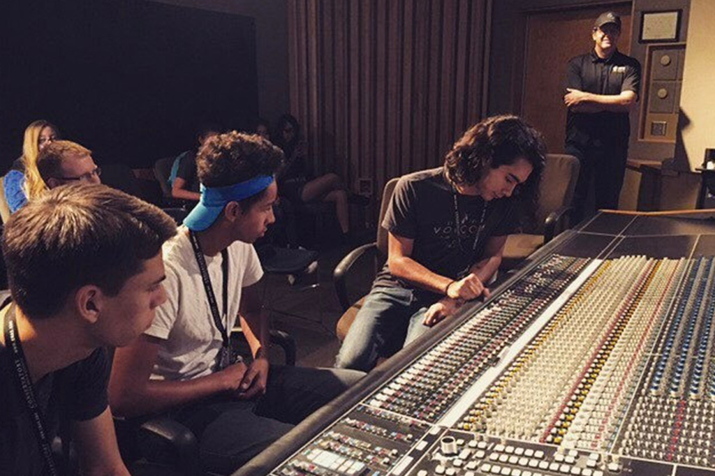 5 Benefits of Going to a Music Production School